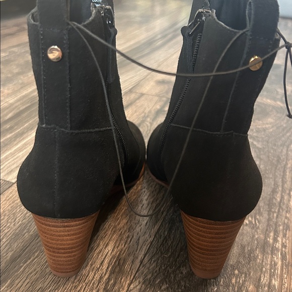 NWOT Black Suede Like Ankle Boots Wedge Heel Zip Women’s Violet & Red Size 8 - Picture 8 of 8